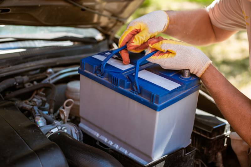 How do I know if my car battery needs replacing?