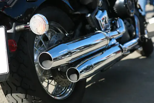 What makes exhaust pipes louder?